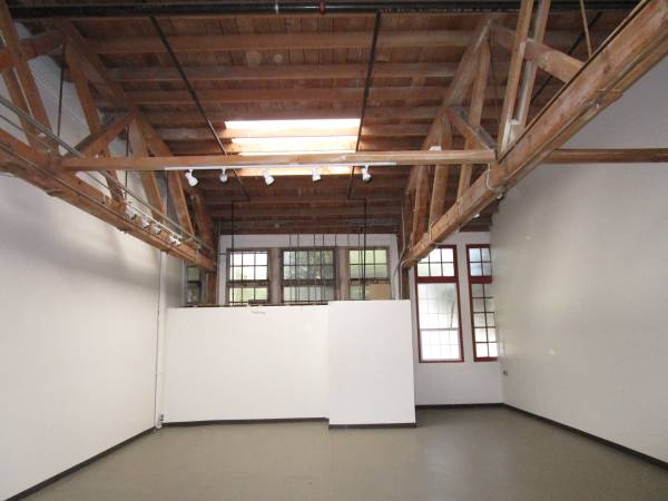 $1,693 / 1br - 1900ft2 - MOVE-IN INCENTIVE! Live Work Loft Apartment!! 1066 47th Ave #4 (oakland)63682888403073121