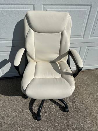 White office chair 1