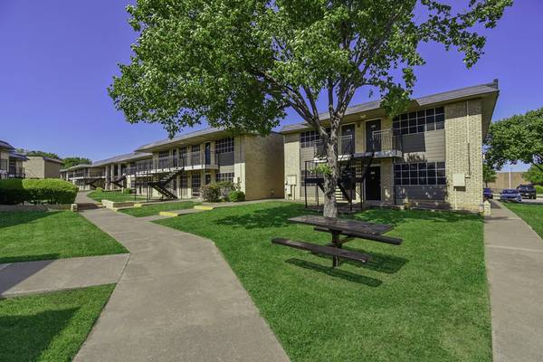 $1,400 / 2br - 1099ft2 - Oven, Patio, Vinyl Flooring (1109 N Carrier Pkwy, Grand Prairie, TX)63796578146305121