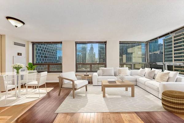 FURNISHED UNIT STEPS FROM DOWNTOWN CAMPUS-AVAILABLE NOW 1