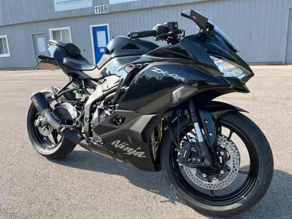 BRAND NEW KAWASAKI NINJA ZX4R 2MILE!! - motorcycles/scooters