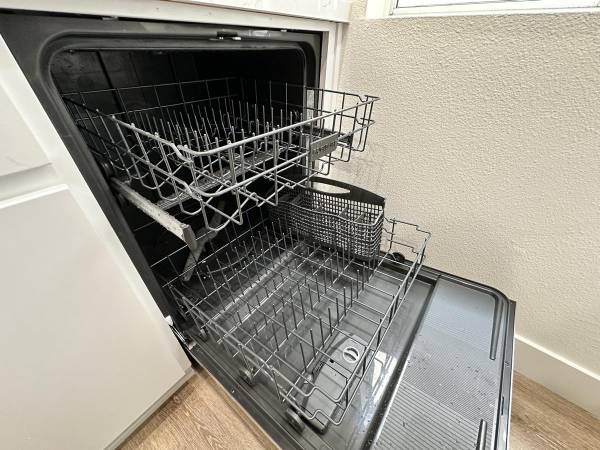 $2,382 / 1br - 610ft2 - Vaulted Ceilings, Fireplace, Covered, Assigned Gated Parking (Los Feliz)63953080456322124