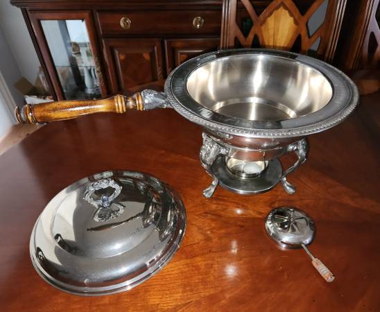 Elegant Silver Fondue Pot – Great Condition 1