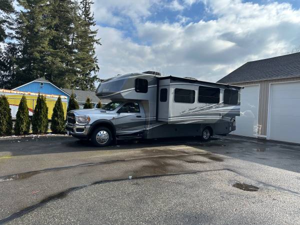 Dynamax Isata 5 30ft FW 4x4 1