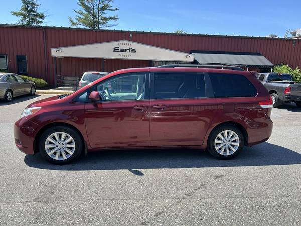 2014 TOYOTA SIENNA XLE 7-PASSENGER - $11,995 (South Burlington vt)63622676714755121