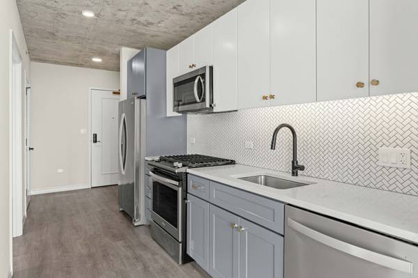 $2,045 SLEEK Primely Located River North Studio-Lap Pool, Lounges, Smart Tech (River North)64041643666434122
