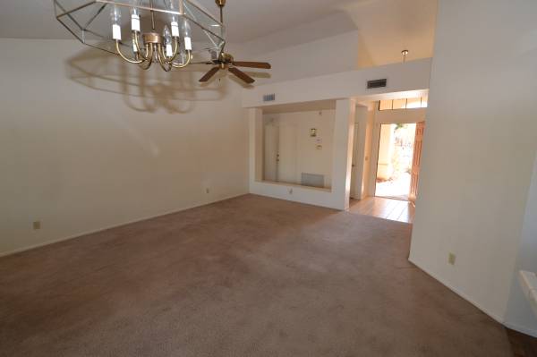 $1,700 / 3br - 1210ft2 - This adorable 3br/2ba home has loads to offer! (10133 E Essex Village Drive)63674996739841122