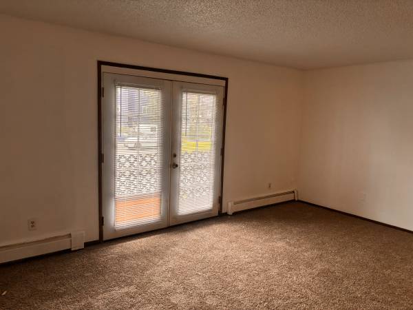 $1,400 / 2br - 800ft2 - ¡Calefacción Pagada! Área de Cheney Lake, ¡2 dormitorios! (1916 Beaver Pl)64014173159938122