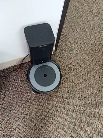 iRobot Roomba Vacuum – $125 (Allen Park) 1