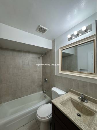 $1,800 / 1br - 🪟🍂🕯️Where Sunlight Lingers ✨ A Lakeview 1BD Retreat🪟🍂 🕯️ (Chicago)63959876469250123