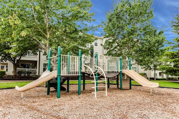 $1,735 / 2br - 1051ft2 - Business Lounge, Theater, LED Lighting (8650 Northeast Trailwalk Drive, Hillsboro, OR)63672637348867122