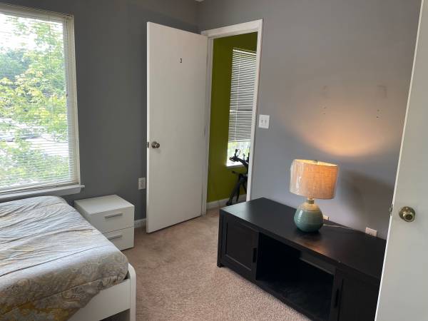 $550 / 1 habitación - Habitación con baño privado adjunto cerca de NCSU, línea de autobús, centro comercial (Raleigh)63470392563075121