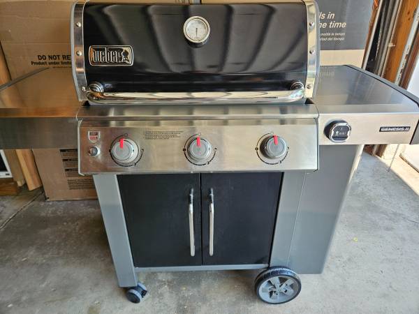 Weber Genesis II LP GAS GRIL - $420 (Menomonee falls area)63470462308993120