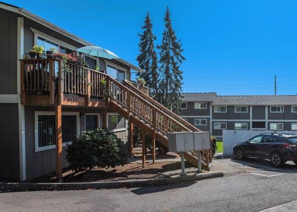 $1,400 / 2br - Quiet 2B Apartment with Dining Space, Pets Welcome - In Portland (Portland)63914738730371122
