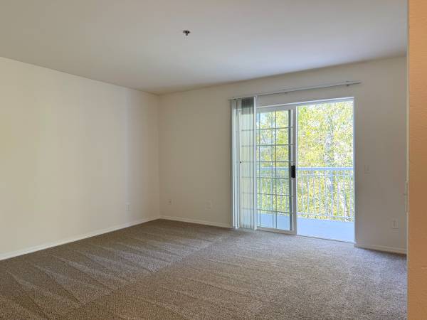 $1,825 / 2br - 980ft2 - TOP FLOOR, MOVE-IN READY, Indoor Pool/Sauna/Gym, Near Bus Line! (Bellingham)63920957895683124