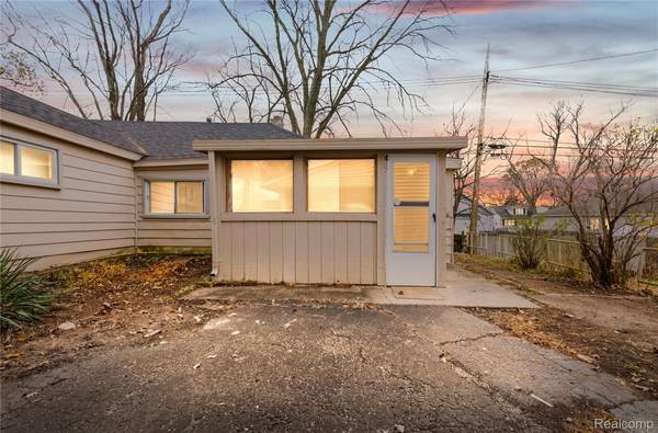 Do you have high expectations? Home in Waterford Charter Township. 2 Beds, 1 Bat 1