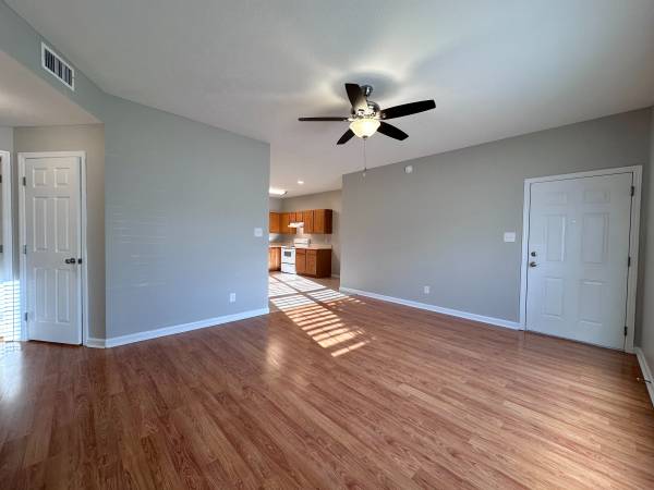 $1,305 / 2br - 940ft2 - Washer/Dryer connections! Popular location! Available now to pre-lease (Powell, Halls, Clinton, Downtown Knoxville, University of Tn)63815695191939123