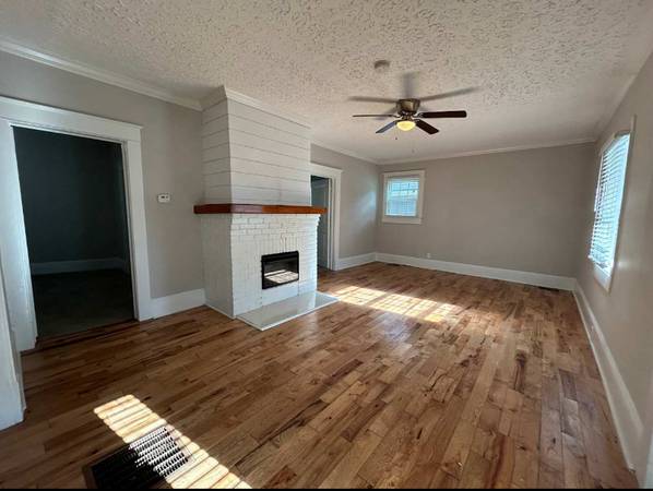 $1,100 / 3br - 1712ft2 - This gorgeous unit features tall ceilings, floor to ceiling sliding.63964128929923121