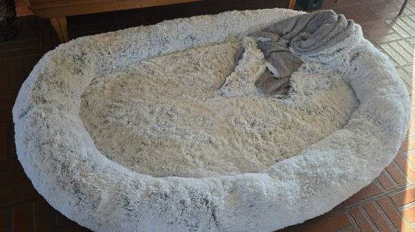 2 NEW soft plush human size pet bed w/matching throws HALF OFF 1