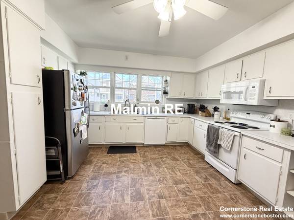 $4,000 / 2br - Gorgeous 2 bed 1.5 bath in Southie w/ parking included!! (South Boston)63802096991361122