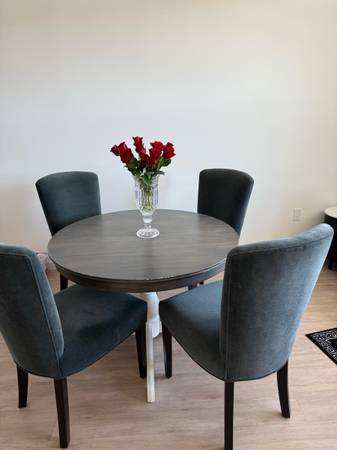 4 person dinning table only 1