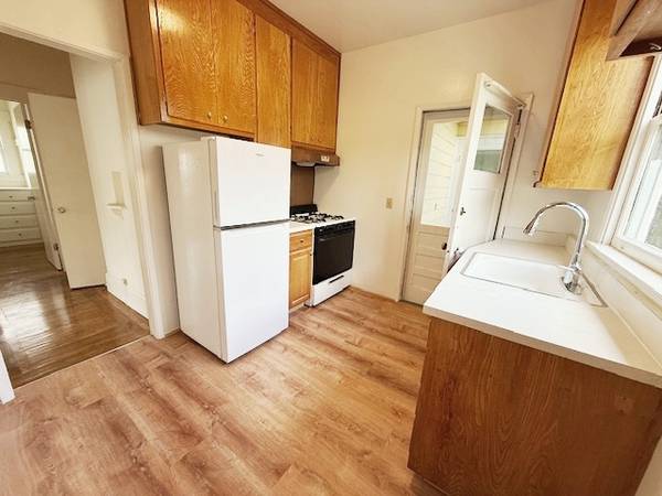 $2,800 / 1br - Charming, Sunny Craftsman Great Location by Live Oak Park near UC Berk (berkeley north / hills)63933767597955121