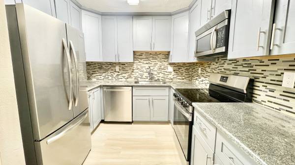 $2,650 / 1br - ¡Hermoso departamento de 1 habitación con patio privado! Estacionamiento y carga para vehículos eléctricos disponible! (san mateo)63658029689601124