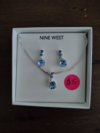 Nine West Necklace and Earring Set 1