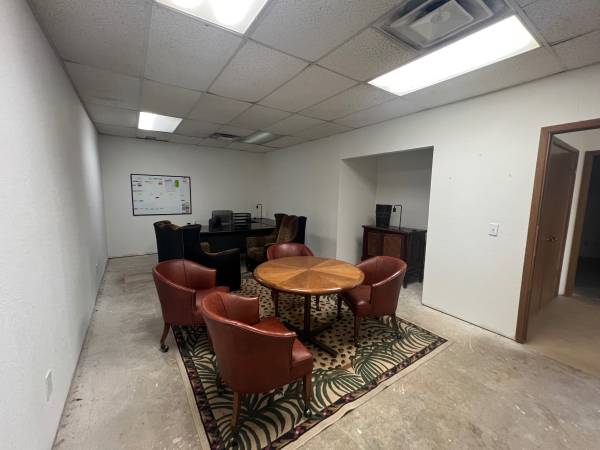$2,000 / 2700ft2 - Warehouse and office unit (Redfork- W. Tulsa)63982126250115124