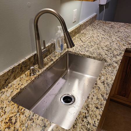 $1400.00 / 3br - 1500ft2 - Fully remodeled home with marble and granite finishings on large fores63812881439747123
