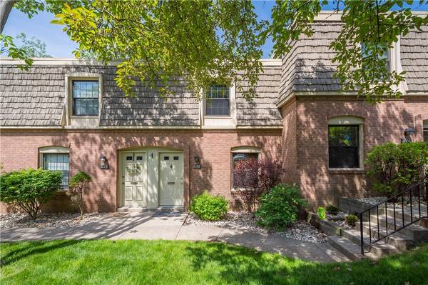 Showstopper Renovated Townhouse | Modern Kitchen & Bath | Private Yard 1