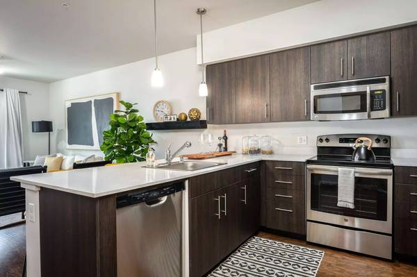 $1,741 / 1br - 665ft2 - Gorgeous 665 Sq Ft 1 Bed / 1 Bath with washer and dryer (Everett)63786613795843124