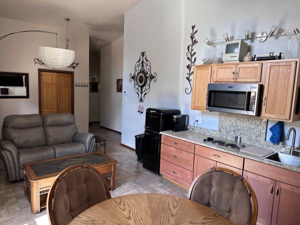 $1,700 / 2br - 700ft2 - Home  for Rent (White Rock)63659885211779120