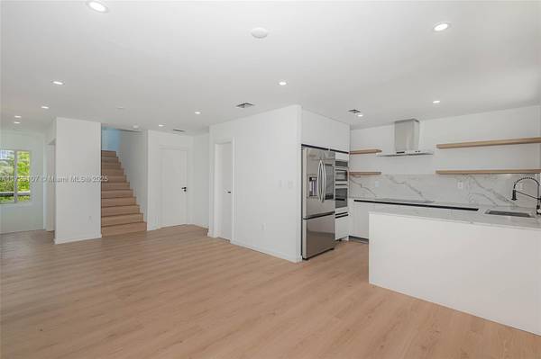 $1,750,000 / 4br - 3-story Townhome with roof terrace in Normandy Isle (Miami Beach)64049275899521123