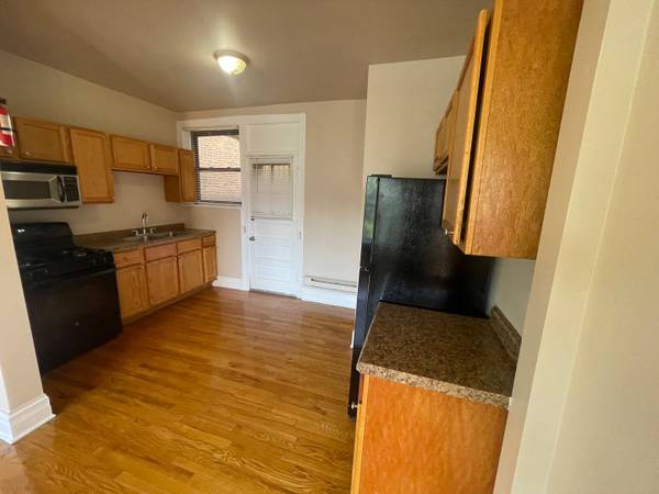 $1,700 / 2br - Apartment $1,700 / 2 Bedrooms 1 Bath - Race & Waller63898602242690122