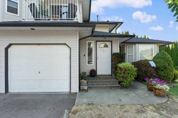 Beautifully updated upper townhome in sought-after Immel Ridge 1