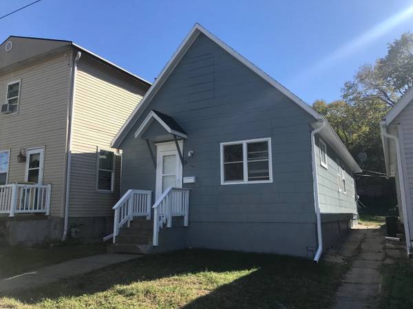 $1,050 / 2br - 880ft2 - 🏡 COZY & UPDATED 2BR/1BA HOUSE FOR RENT 🏡 (Omaha, NE)63968760406275120