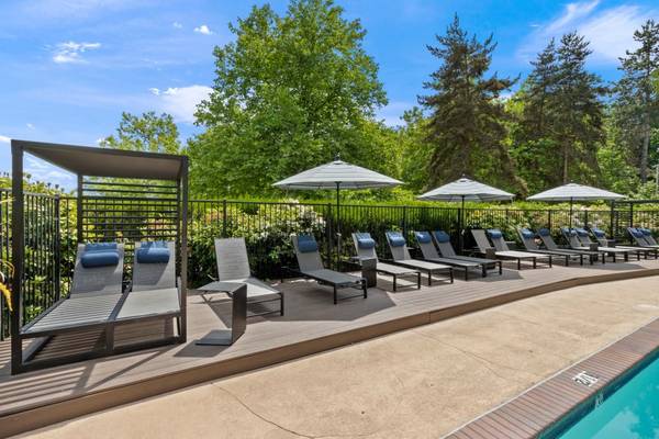 $2,231 / 1br - 700ft2 - Private Patio/Balcony, Washer & Dryer, Swimming Pool (7001 Old Redmond Rd, Redmond, WA)63688479986563122