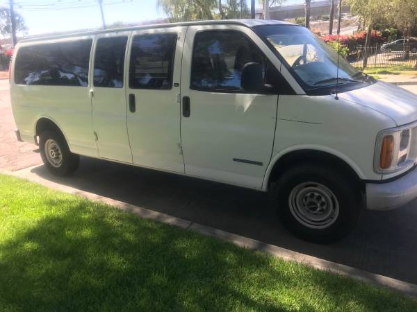 Furgoneta GMC Cargo Van 3500 de una tonelada, 2001. Pocos kilómetros. Funciona y conduce excelente - $3.200 (San Diego)63507490550913121