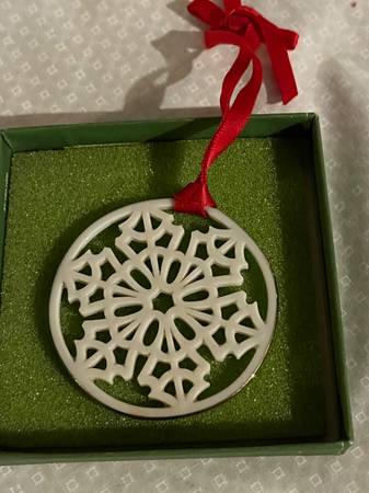 VINTAGE 1984 LENOX CHRISTMAS SNOWFLAKE ORNAMENT "SNOW STAR" 1
