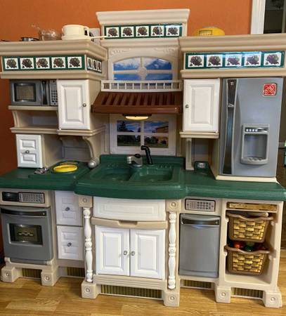 STEP 2 Deluxe kitchen 1