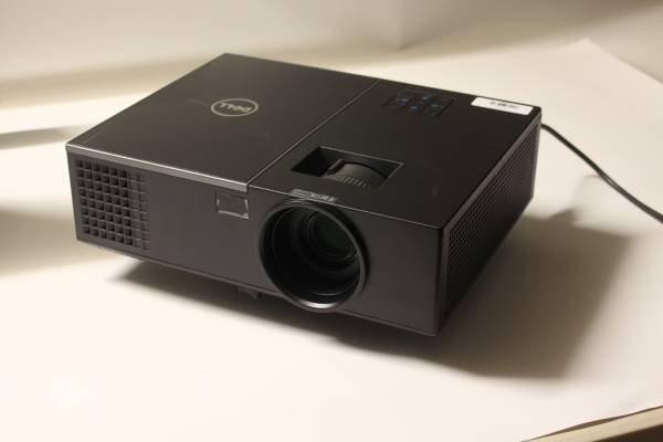 Dell Projector in excellent condition with ceiling mount. Tested. 1