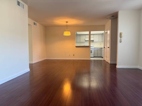 Bright & Remodeled 2BR/2BA – Central A/C – 7-Unit Glendale Building 1
