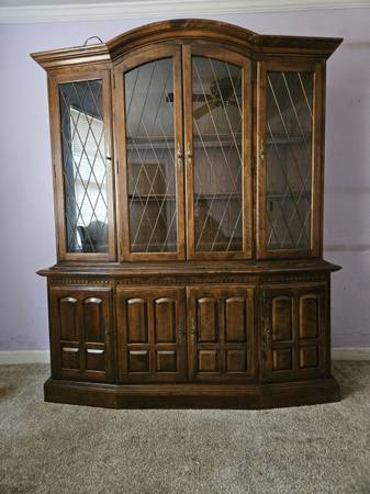 Ethan Allen Tall China Cabinet Top 4 Class Windows 4 Doors, 2 Glass Inlay Shelve 1