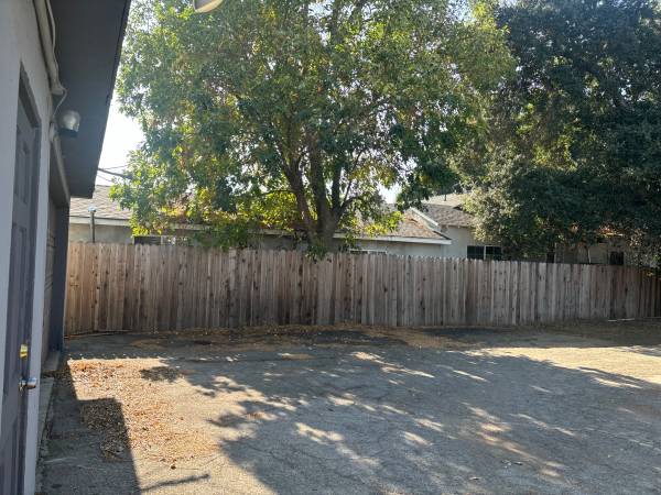 Small RS parking for rent 1