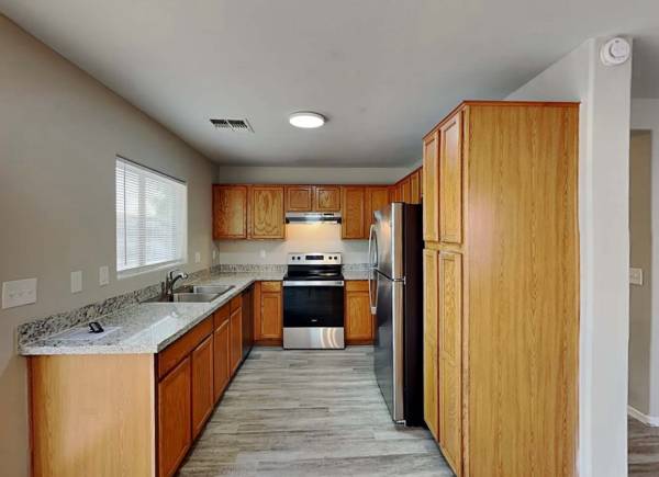 $1,050 / 3br - 1298ft2 - Adorable 3B 2B W Burgess Ln (Phoenix)64047709121539121