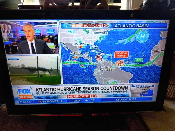 Toshiba 32" 1080 HD Flat Screen TV, Remote & Factory Stand. Like New 1