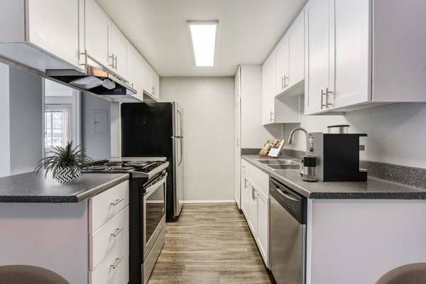 $2,252 / 1br - 650ft2 - Fitness on Demand, Ceiling Fans, Oversized Closets (440 E H St, Chula Vista, CA)63621380322691123
