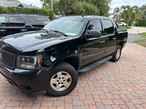 2007 Chevy Avalanche - Asientos de cuero negro hermosos, todo negro - $6,900 (orlando)63470427739139122