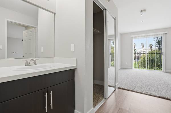 Beautiful 1 Bed/1Bath Available Now!!! 1